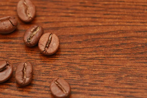 Kahve fincanı ve tahıl beyaz zemin üzerine — Stok fotoğraf