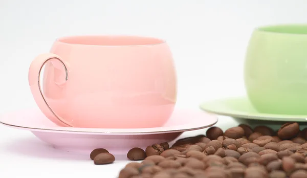 Taza de café y grano sobre fondo blanco —  Fotos de Stock