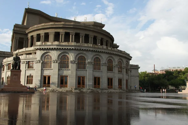 Das Gebäude des staatlichen Theaters für Oper und Ballett in Eriwan, Architekt Aleqsandr Tamanyan, 1936 — Stockfoto