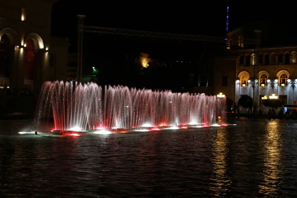 Wielobarwne fontanny, strumienie wody inny kolor i wysokość — Zdjęcie stockowe