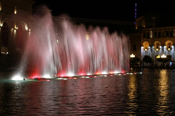 Multi-gekleurde fonteinen, waterstralen van verschillende kleur en vysoky.payushi — Stockfoto
