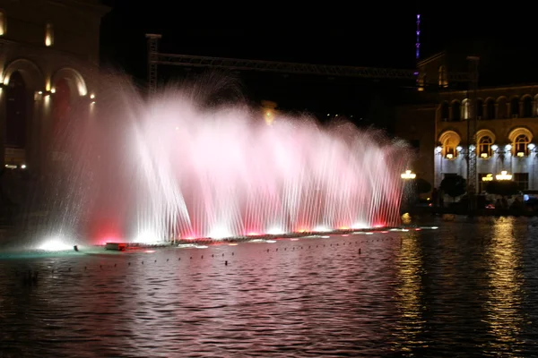 Wielobarwne fontanny, strumienie wody w różnych kolorów i vysoky.payushi — Zdjęcie stockowe