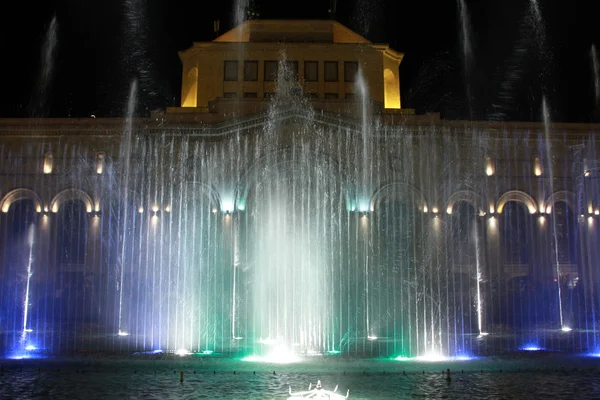 Multi-colored fountains, water jets of different color and vysoky.payushi — Stock Photo, Image