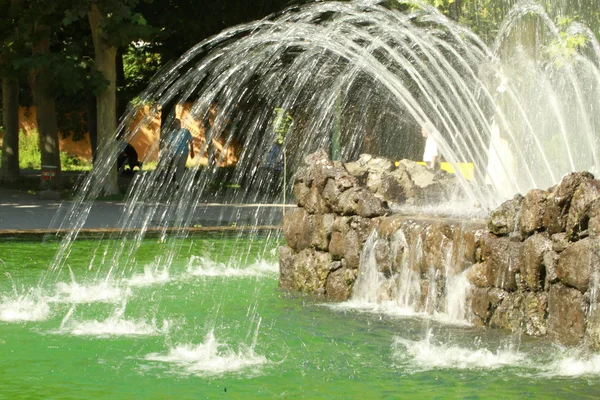 Різнокольорові фонтани, водяні струмені різного кольору і високі. Payumi — стокове фото