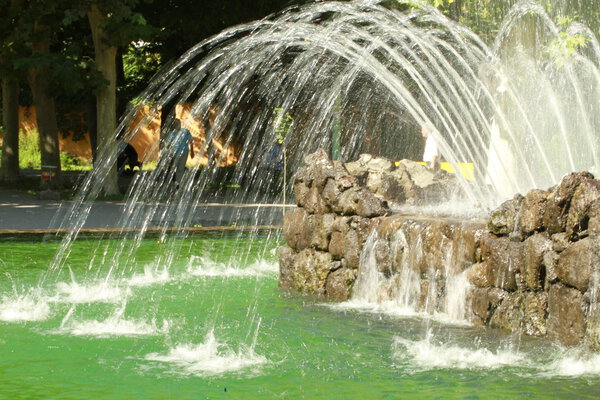 Multi-colored fountains, water jets of different color and vysoky.payushi