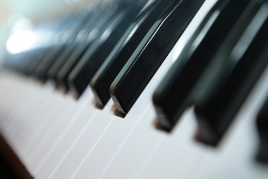 bir piyano klavyesini kapat