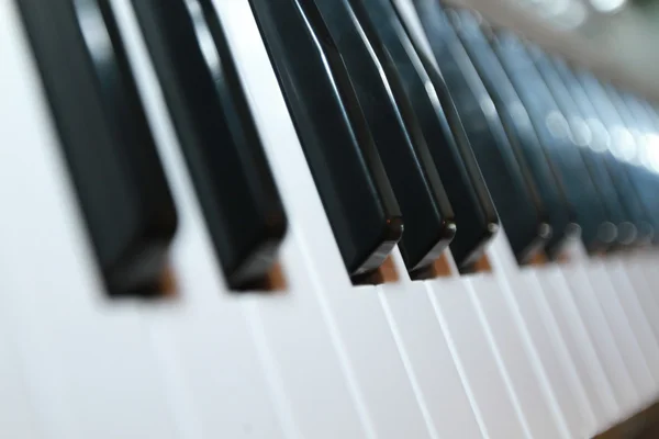 Bir piyano klavyesini kapat — Stok fotoğraf