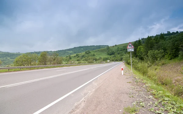 Carretera en las Montañas Cárpatas (Ucrania ) — Foto de Stock