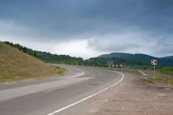 Road at the Carpathian Mountains (Ukraine) — Stock Photo, Image