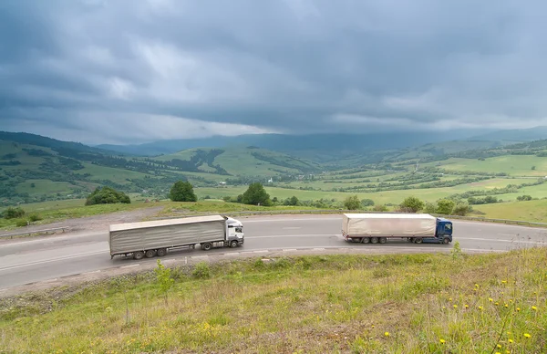 Tráfico en la carretera de las Montañas Cárpatas — Foto de Stock