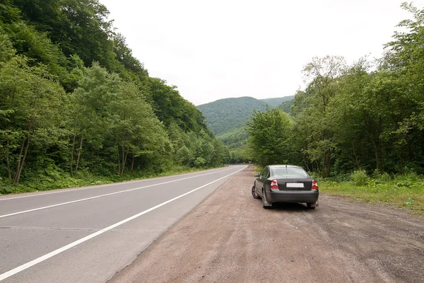 Coche en la carretera en las montañas Cárpatos (Ucrania ) — Foto de Stock