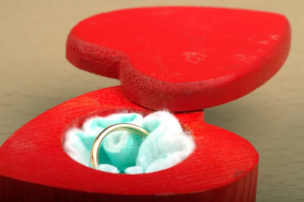 Свадебное кольцо в форме сердца — стоковое фото