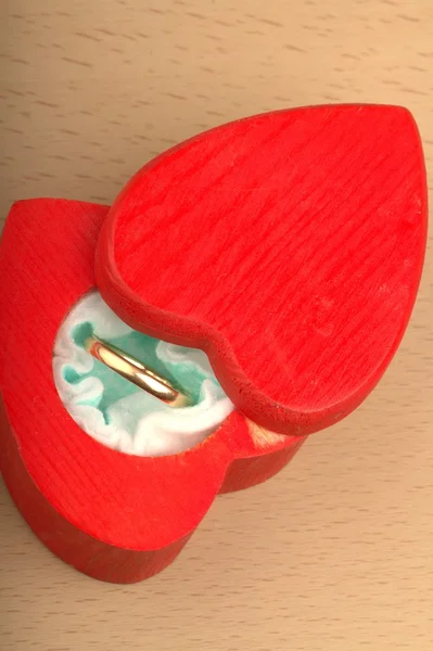 心形盒子的结婚戒指 — 图库照片