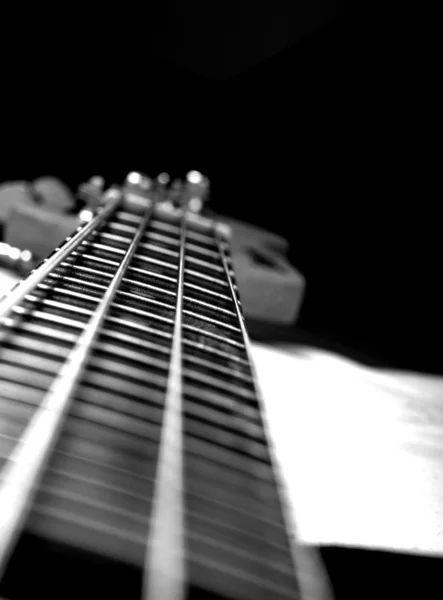 Baixo cordas de guitarra de perto — Fotografia de Stock