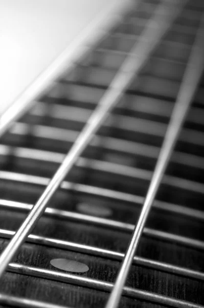 Baixo cordas de guitarra de perto — Fotografia de Stock