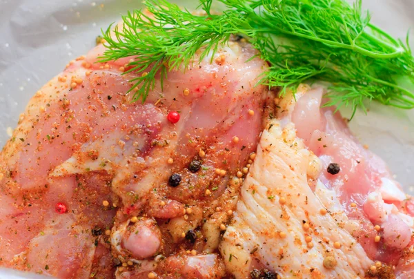 Pollo crudo, marinato con spezie — Foto Stock