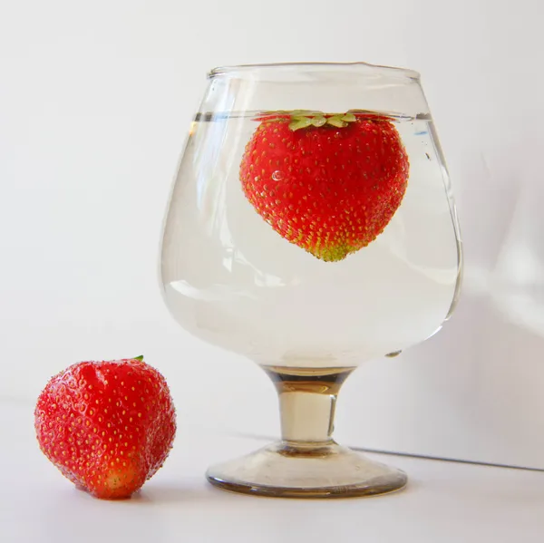 Aardbeien in een glas water — Stockfoto