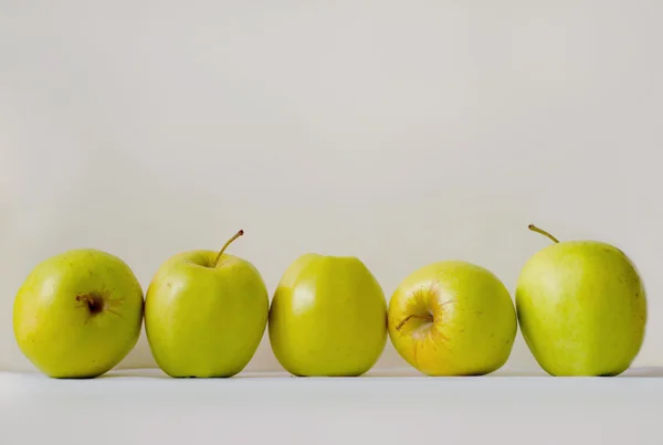 五个绿色苹果 — 图库照片