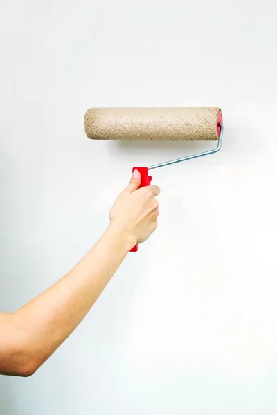 Roller mit Farbe an weißer Wand — Stockfoto