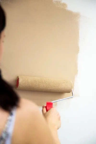La donna sta dipingendo un muro — Foto Stock