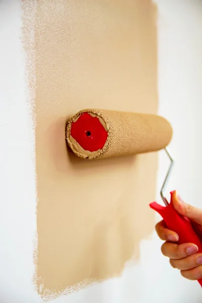 Rolle mit Farbe an der Wand — Stockfoto