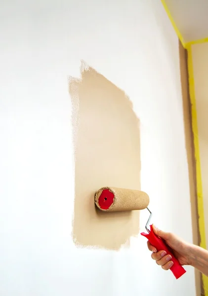 Rodillo con pintura en la pared —  Fotos de Stock