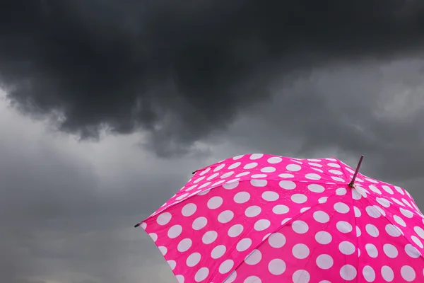 Şemsiye ile kara bulutlar — Stok fotoğraf