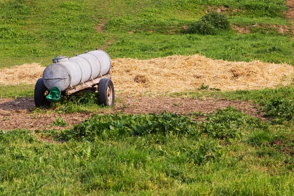 Питьевая корыта на поле — стоковое фото