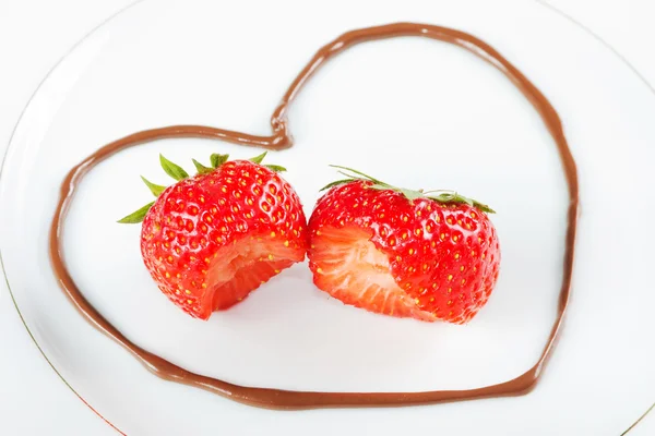 心与咬到草莓 — 图库照片