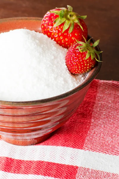 砂糖の缶詰のイチゴ ストック画像