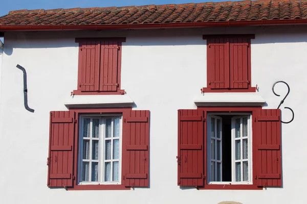 Windows in espelette, pirenees atlantiques, aquitaine, Frankrijk — Stockfoto