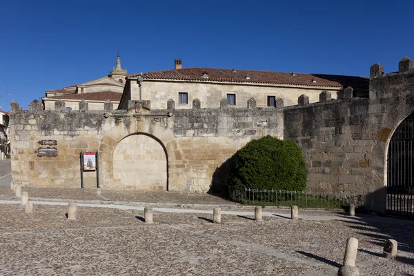 壁、サント ・ ドミンゴ ・ デ ・ シロス、ブルゴス、カスティーリャ y レオン、スペイン — ストック写真