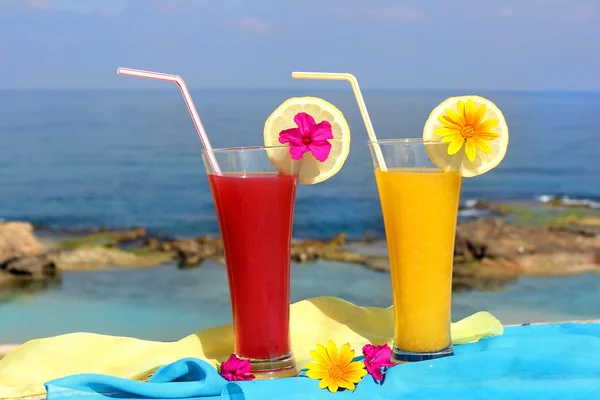 Seascape och frukt cocktails — Stockfoto