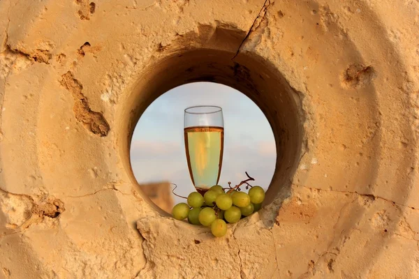 白ワインとブドウの房 — ストック写真
