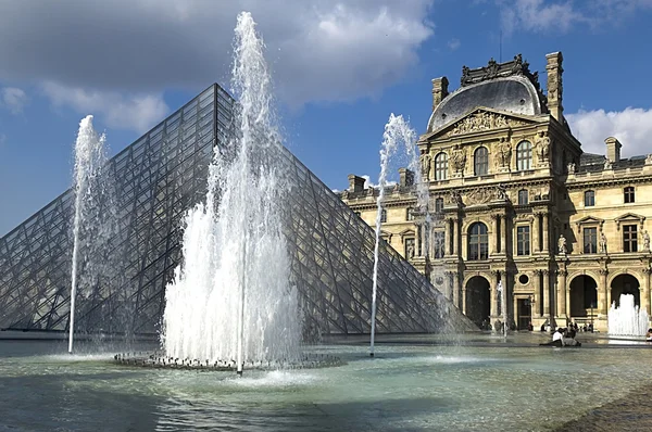 Pirâmide de vidro e a fonte no Museu do Louvre — Fotografia de Stock