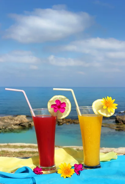 Röd och gul frukt cocktails — Stockfoto