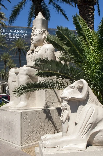 Las vegas - ägyptische Statue vor Luxushotel — Stockfoto