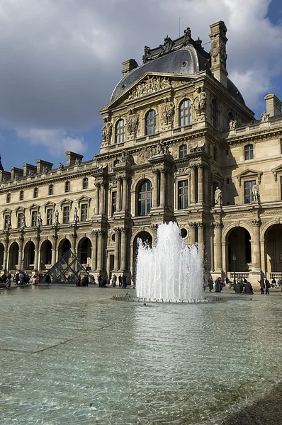 The Pyramid and the fountain in front of the Louvre — Stock Photo, Image