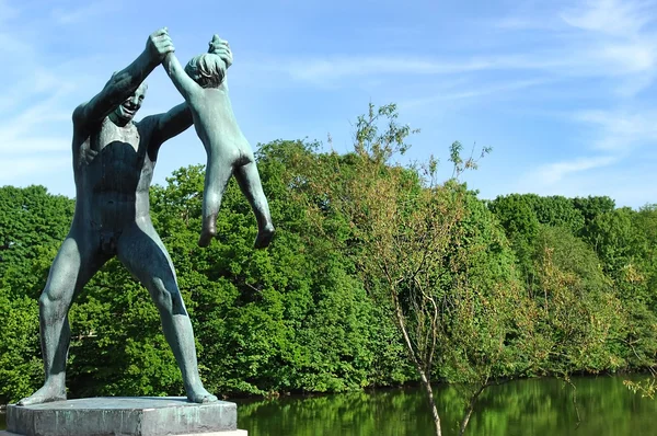 Скульптура мужчины, играющего с ребенком — стоковое фото