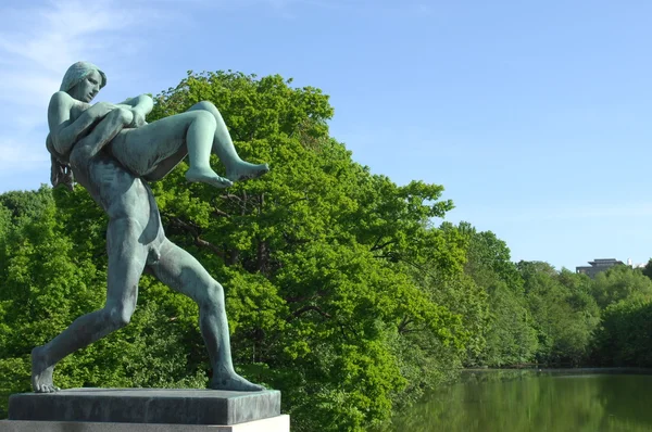 Escultura de un hombre lleva a una mujer — Foto de Stock