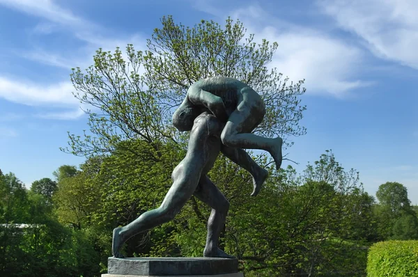 Sculpture of a man bears another man — Stock Photo, Image