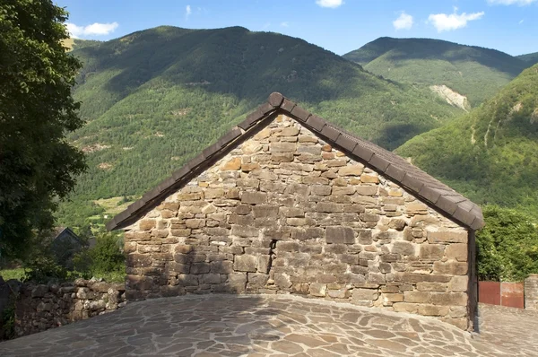 Vecchia casa nei Pirenei Spagnoli — Foto Stock