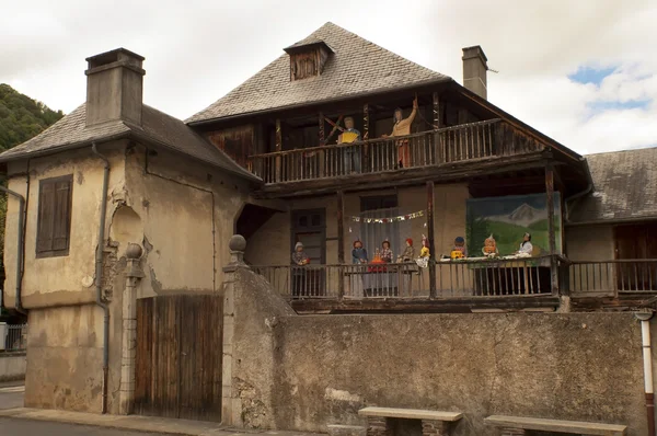 Poupée dans une ancienne maison de campagne, Campan, France — Photo