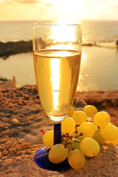 Stilleben med glas vin och druvor — Stockfoto