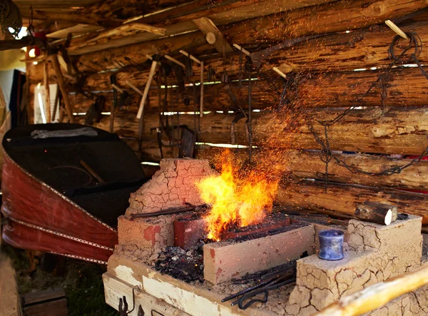伝統的な鍛冶屋のストーブ — ストック写真