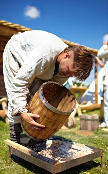Mężczyzna Dokonywanie barrell. — Zdjęcie stockowe