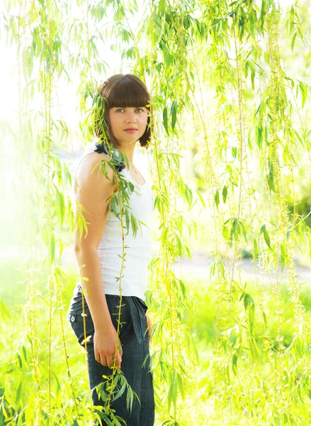 Bella ragazza con foglie di betulla — Foto Stock