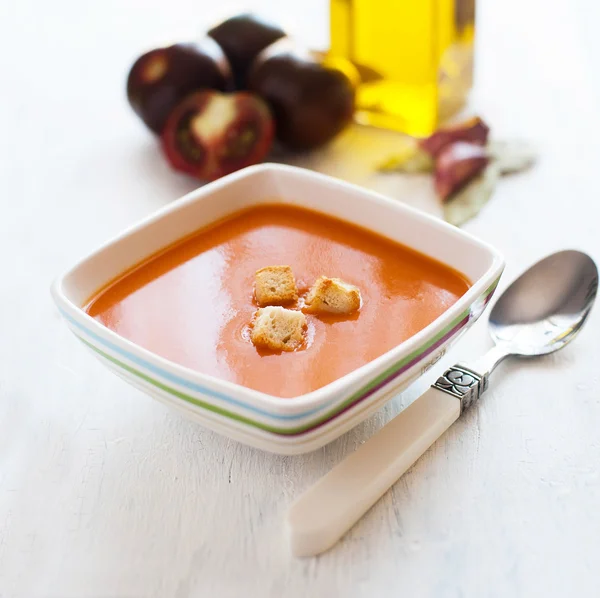 Томатный суп с гренками — стоковое фото