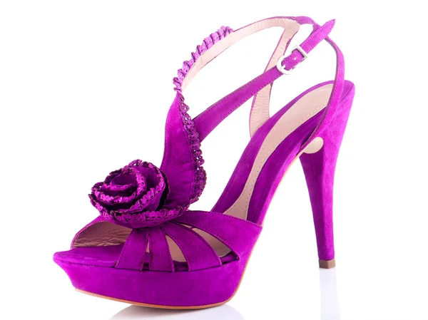 Zapatos de mujer púrpura sobre fondo blanco — Foto de Stock