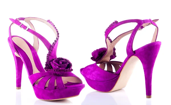 Красивые фиолетовые туфли на белом фоне — стоковое фото